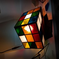 Lampe style « Rubik's Cube » sur socle métal.