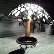 Lampe Tiffany avec papillons pour une décoration intérieure.