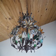 Lustre métal agrémenté de fleurs et papillons.