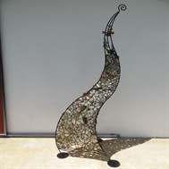 Lampe girafe réalisée avec des morceaux de verre polis par l'Océan.
L'originalité est que les verres ont différentes formes.