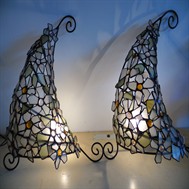 Appliques murales en morceaux de verre polis.