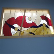 Vitrail de style contemporain. Séparation de deux pièces dans une habitation. Ce panneau vitrail se compose de deux parties maintenues par une parclose.