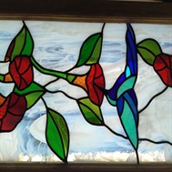 Réalisation d'une fenêtre en verres colorés de différentes structures.